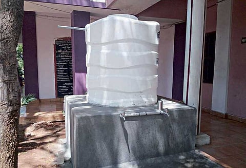 திருப்பரங்குன்றம் ஊராட்சி ஒன்றிய அலுவலகத்திற்கு தொண்டு நிறுவனம் சார்பில் குடிநீர் வினியோகம்