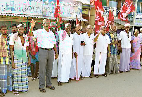 அலுவலகத்தின் மீது பெட்ரோல் குண்டு வீசியதை கண்டித்து மார்க்சிஸ்ட் கம்யூனிஸ்டு கட்சியினர் ஆர்ப்பாட்டம்