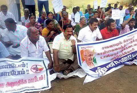 புதிதாக திறக்கப்பட்டுள்ள டாஸ்மாக் கடையை நிரந்தரமாக மூடக்கோரி பொதுமக்கள் காலவரையற்ற உண்ணாவிரதம்