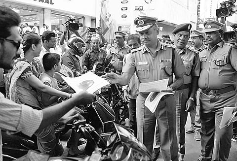 ஹெல்மெட் அணிந்தவர்களுக்கு ரோஜாப்பூவுடன் பரிசு கமிஷனர் ஏ.கே.விஸ்வநாதன் பாராட்டு