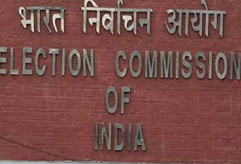 எடப்பாடி பழனிசாமி, தினகரன், 4 அமைச்சர்கள் மீது வழக்கு தொடர தேர்தல் கமிஷன் உத்தரவு