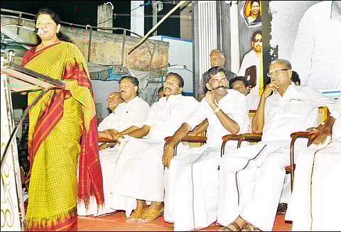 தமிழகத்தில் விவசாய கடனை தள்ளுபடி செய்ய வேண்டும் கனிமொழி எம்.பி. பேச்சு