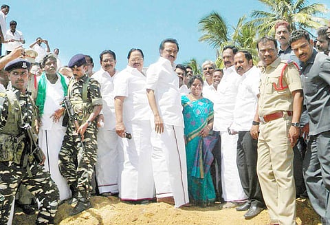 ஆந்திராவில் பாலாற்றின் குறுக்கே தடுப்பணை கட்டும் இடத்தை பார்வையிட்ட மு.க.ஸ்டாலின்