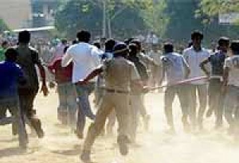 பண்ருட்டி அருகே மதுவிலக்கு போலீசாருக்கும், கிராமமக்களுக்கும் இடையே திடீர் வாக்குவாதம்