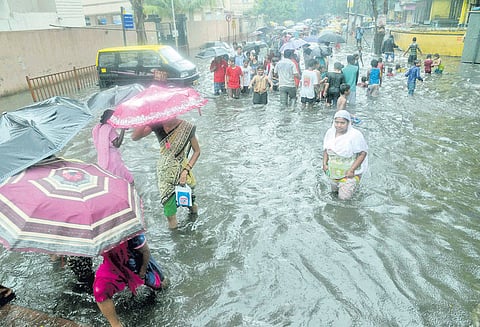 மும்பைக்கு முதல் மழை கற்று தந்த பாடம் மழைநீர் தேங்குவதை தடுக்க துரித நடவடிக்கை தேவை
