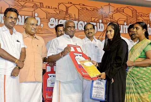 24 கோடி பேர் சமையல் கியாஸ் மானியத்தை விட்டு கொடுத்து உள்ளனர் பொன்.ராதாகிருஷ்ணன் தகவல்