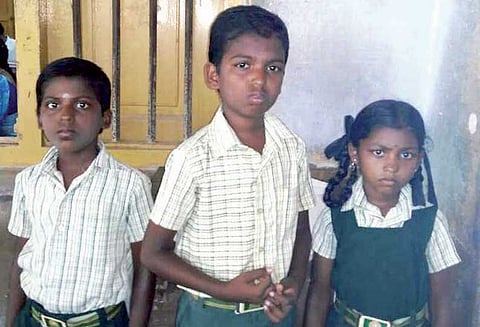 பாதுகாப்பு கோரி மனு கொடுத்தனர் பள்ளிச்சீருடையில் வந்த சிறுவர்கள் அம்பை கோர்ட்டுக்கு