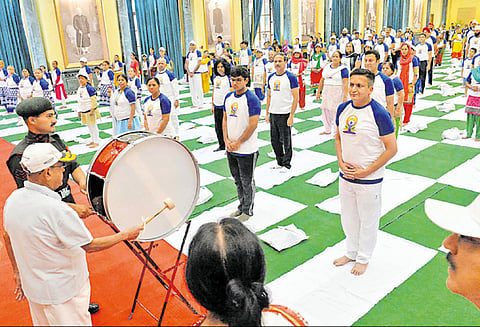 டெல்லியில் ஆயிரக்கணக்கானோர் யோகா பயிற்சி “நலமுடன் வாழ யோகா” ஜனாதிபதி பேச்சு