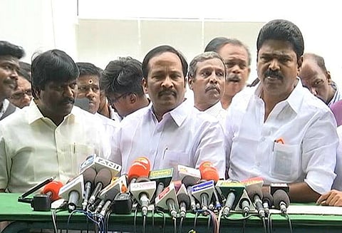 சசிகலா அறிவுரைப்படி என்ற தம்பிதுரையின் பேச்சுக்குஅ.தி.மு.க எம்பிக்கள் எதிர்ப்பு