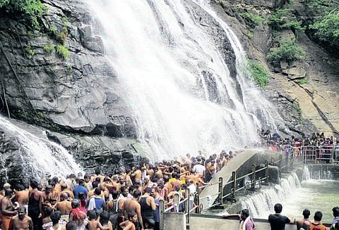 அருவிகளுக்கு தண்ணீர் வரத்து அதிகரிப்பு: குற்றாலத்தில், சீசன் மீண்டும் களை கட்டுகிறது