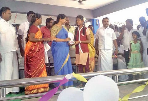 புத்தகத்தை தேடித்தேடி படித்தால்தான் உலகத்தை புரிந்துகொள்ள முடியும் கனிமொழி எம்.பி. பேச்சு