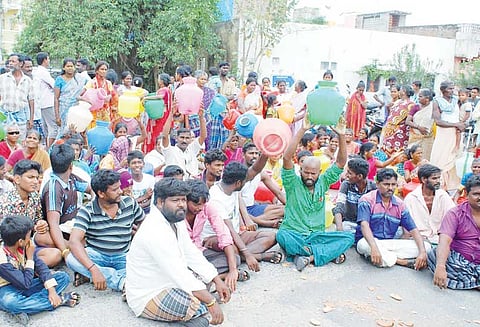 வந்தவாசியில் குடிநீர் வழங்காததை கண்டித்து சாலைமறியல்
