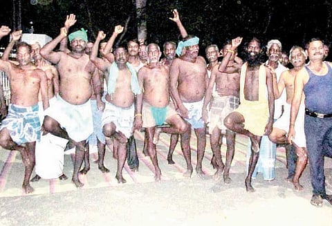 நிலுவை தொகை வழங்காததை கண்டித்து அரை நிர்வாணமாக ஒற்றை காலில் நின்று போராட்டம்