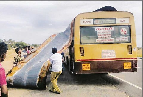 பலத்த சூறைக்காற்று வீசியதில் அரசு பஸ்சின் மேற்கூரை தகரம் பெயர்ந்து விழுந்தது