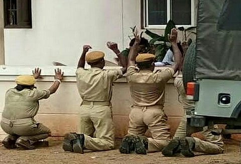 துணை ராணுவத்தினர் முழங்கால் போட்ட விவகாரம்; விசாரணை அறிக்கை அளிக்க டி.ஜி.க்கு உத்தரவு