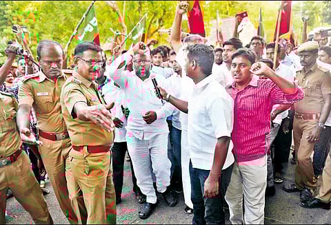 ஓ.என்.ஜி.சி. நிறுவனத்துக்கு எதிராக போராடியவர்கள் மீது தடியடி: கதிராமங்கலத்தில் 2-வது நாளாக கடையடைப்பு