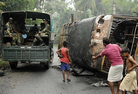 மேற்கு வங்காளத்தில் பேஸ்புக் பதிவால் வன்முறை: ஒருவர் பலியானதையடுத்து மீண்டும் பதட்டம்