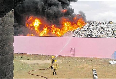 பிளாஸ்டிக் தொழிற்சாலையில் பயங்கர தீ விபத்து; பல கோடி ரூபாய் சேதம்