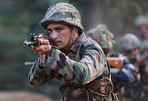 ஜம்மு காஷ்மீரில் பாகிஸ்தான் நடத்திய துப்பாக்கிச்சூட்டில் பொதுமக்களில் 2 பேர் பலி