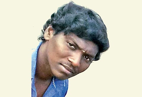 தடுப்புச்சுவரில் மோட்டார் சைக்கிள் மோதி வாலிபர் பலி