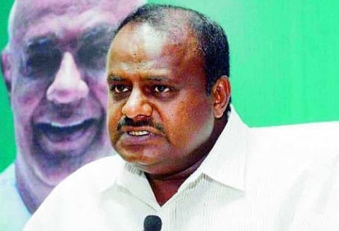 சசிகலாவுக்கு சலுகை: பணம் வாங்குவது தொடர்பாக சிறை அதிகாரிகளுக்கு இடையே சண்டை குமாரசாமி குற்றசாட்டு