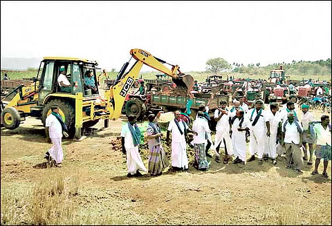 சின்னமனூர் அருகே உடையன்குளத்தில் ஆக்கிரமிப்பை அகற்றிய விவசாயிகள்