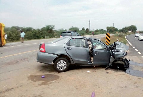 கார் மீது வேன் மோதி ஒரே குடும்பத்தை சேர்ந்த 3 பேர் பலி