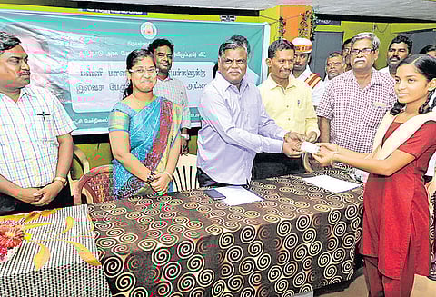 2011–ம் ஆண்டு முதல் 2½ லட்சம் மாணவ–மாணவிகளுக்கு இலவச பஸ் பயண அட்டை