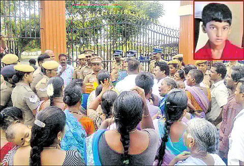 பள்ளத்தில் தேங்கி நின்ற மழைநீரில் மூழ்கி மாணவன் உயிரிழப்பு: பள்ளி நிர்வாகம் மீது பரபரப்பு குற்றச்சாட்டு