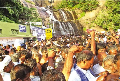 ஆடி அமாவாசையை முன்னிட்டு முன்னோர்களுக்கு தர்ப்பணம் கொடுக்க குற்றாலத்தில் குவிந்த மக்கள்