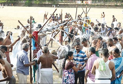ஆடி அமாவாசையையொட்டி திருவையாறில் மூதாதையர்களுக்கு திதி கொடுத்து வழிபாடு