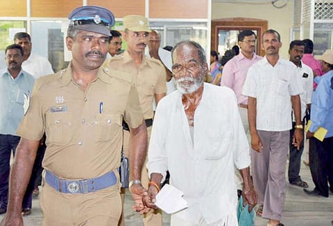 உதவித்தொகை நிறுத்தப்பட்டதால் முதியவர் தீக்குளிக்க முயற்சி