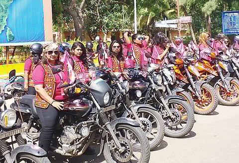 குஜராத்தில் தொடங்கி பல்வேறு மாநிலங்கள் வழியாக மோட்டார் சைக்கிள்களில் வந்த வடமாநில மாணவிகள்