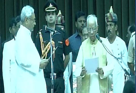 பீகார் மாநில முதல் மந்திரியாக பதவியேற்றுக்கொண்டார் நிதிஷ் குமார்