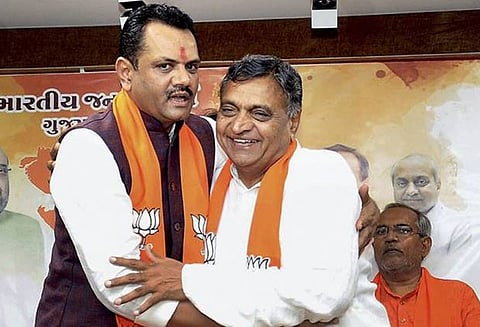 குஜராத்தில் காங்கிரஸ் எம்.எல்.ஏ.க்கள் 3 பேர் ராஜினாமா பா.ஜனதாவில் இணைந்தனர்