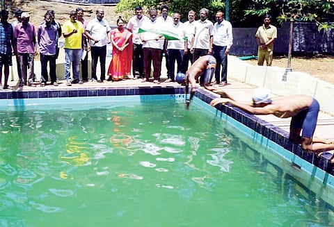 குற்றாலம் சாரல் விழாவில் நீச்சல் போட்டி வெற்றி பெற்றவர்களுக்கு பரிசு