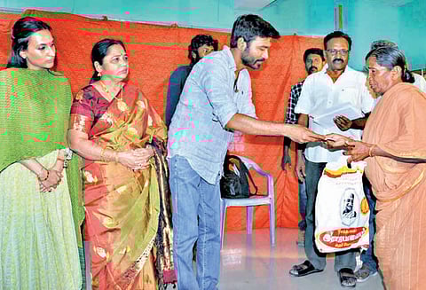 விவசாயிகளின் குடும்பத்தினருக்கு நடிகர் தனுஷ் ரூ.50 ஆயிரம் நிதி உதவி