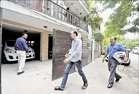 கர்நாடக மந்திரியின் வீடு, அலுவலகங்களில் நடந்த வருமான வரி சோதனையில் ரூ.10 கோடி சிக்கியது