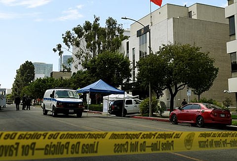 அமெரிக்காவில் சீன தூதரகத்தில் துப்பாக்கிச்சூடு தாக்குதல் நடத்தியவர் தன்னைத்தானே சுட்டு தற்கொலை