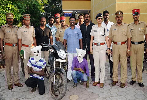 ரெட்டியார்பாளையம், கோரிமேடு பகுதிகளில் சங்கிலி பறிப்பில் ஈடுபட்ட 2 வாலிபர்கள் கைது