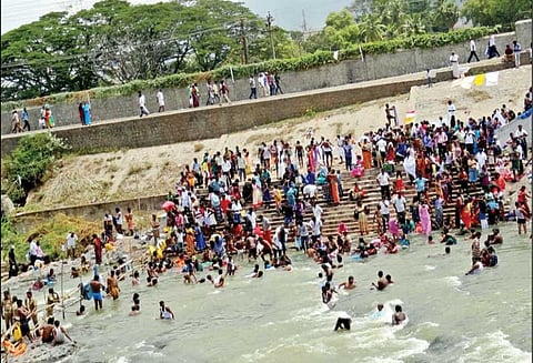 ஆடிப்பெருக்கை முன்னிட்டு மேட்டூர் காவிரி ஆற்றில் பக்தர்கள் புனித நீராடினார்கள்