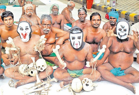 டெல்லியில் போராடும் தமிழக விவசாயிகள், பேய் முகமூடி அணிந்து ஊர்வலம்