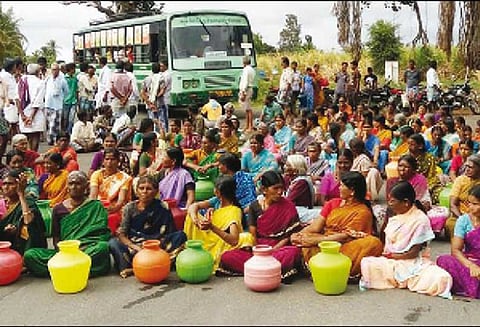 தாளவாடி அருகே குடிநீர் கேட்டு காலிக்குடங்களுடன் பொதுமக்கள் சாலை மறியல்