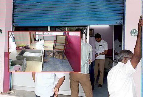 பல்லடத்தில், நள்ளிரவில் துணிகரம்: 2 கடைகளில் பூட்டை உடைத்து ரூ.5¼ லட்சம் கொள்ளை