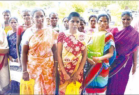 குடிநீர் வசதி கேட்டு பொதுமக்கள் மனு குறைதீர்க்கும் நாள் கூட்டத்தில் கலெக்டரிடம் கொடுத்தனர்