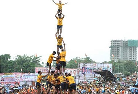 பிரமிடு அமைப்பதில் 14 வயதுக்கு உட்பட்ட சிறுவர்கள் ஈடுபட தடை