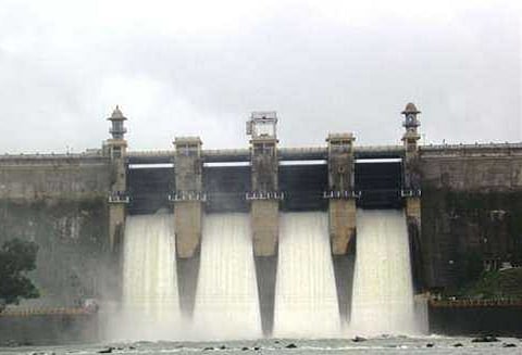 தமிழகத்திற்கு காவிரி நீர் திறப்பு எதிர்ப்பு தெரிவித்து கர்நாடக விவசாயிகள் போராட்டம்