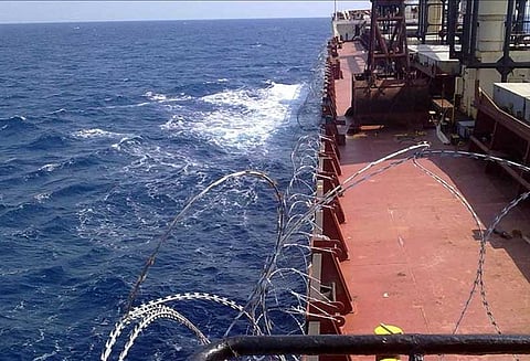 சோமாலியா கடற்கொள்ளையர்கள் அட்டூழியம்: கப்பலில் பயணம் செய்தவர்களை கடலில் தள்ளிவிட்டனர்