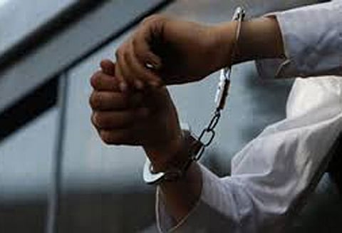 கல்லூரி மாணவியை திருமணம் செய்ய தடையாக இருந்த கள்ளக்காதலியை கொல்ல முயன்ற தொழிலாளி