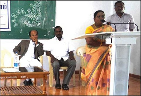 சமூக வலைதளங்களில் பெண்கள் புகைப்படங்களை பதிவிடுவதை முற்றிலும் தவிர்க்க வேண்டும்